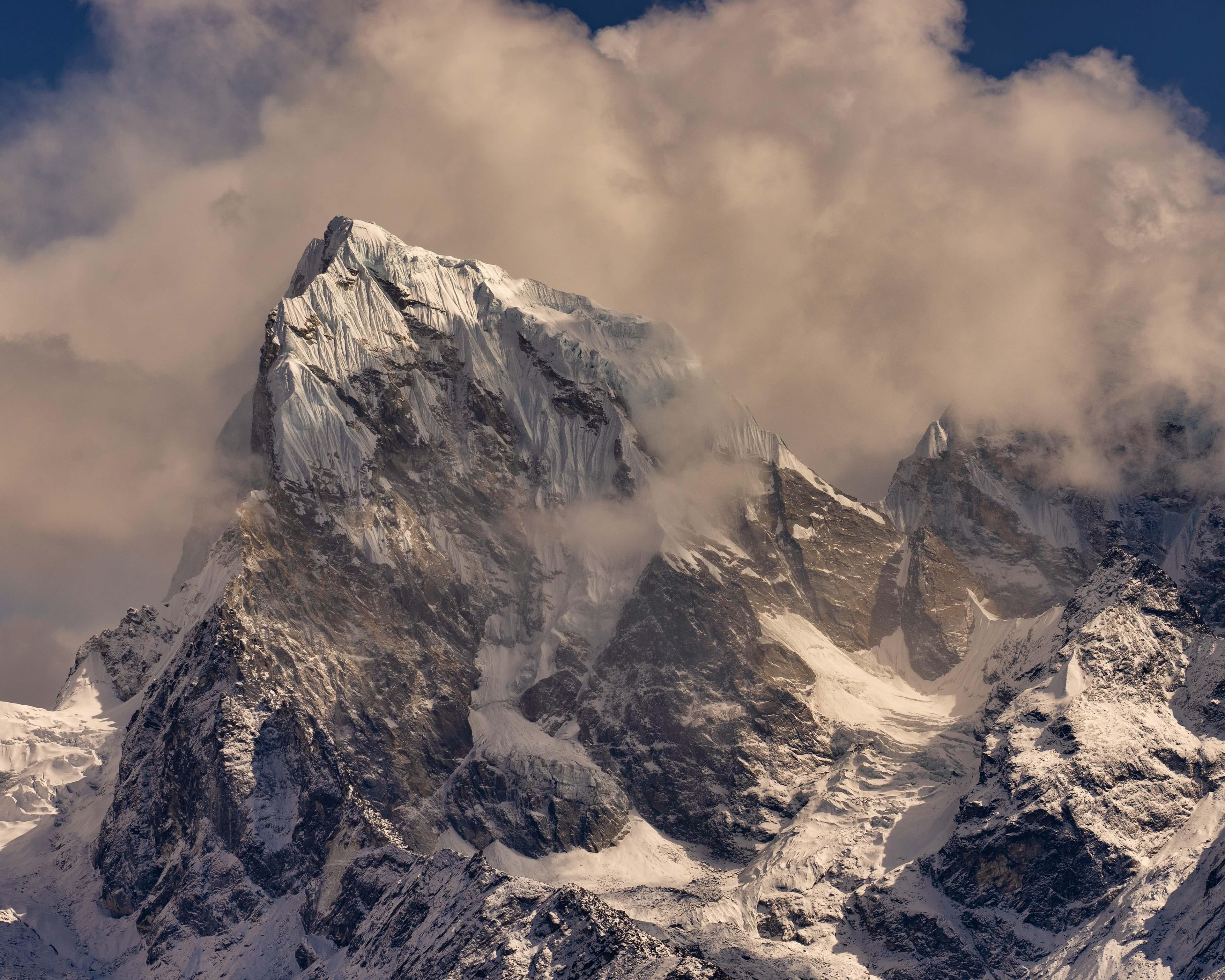 Cholatse Peak Climbing