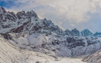 Everest base camp via Gokyo lakes, a clever choice